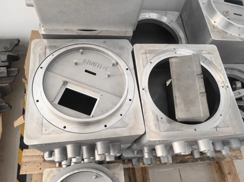 Aluminum casting components with rectangular openings and mounting faces